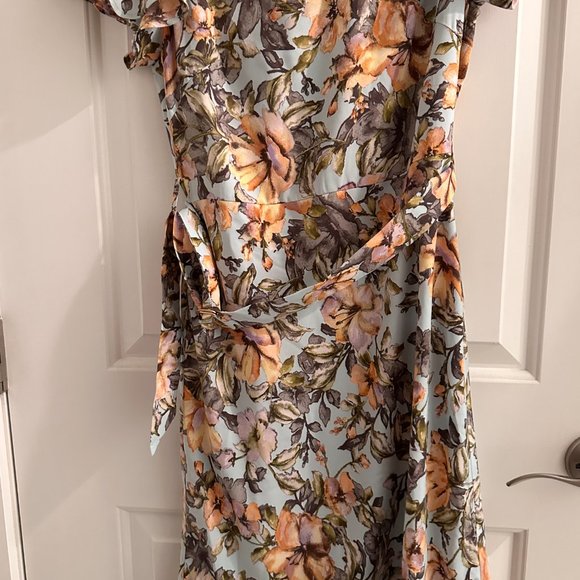 Roeyshouse midlength floral dress with sleeves - Picture 3 of 3